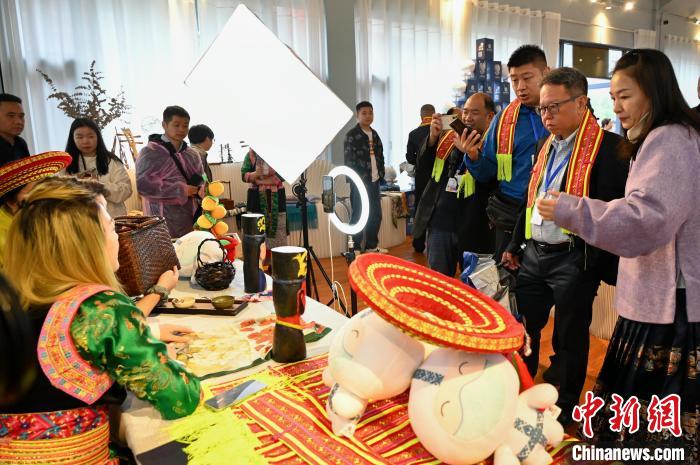 東盟國家媒體記者了解雪峰山非遺出海直播。　張卓 攝