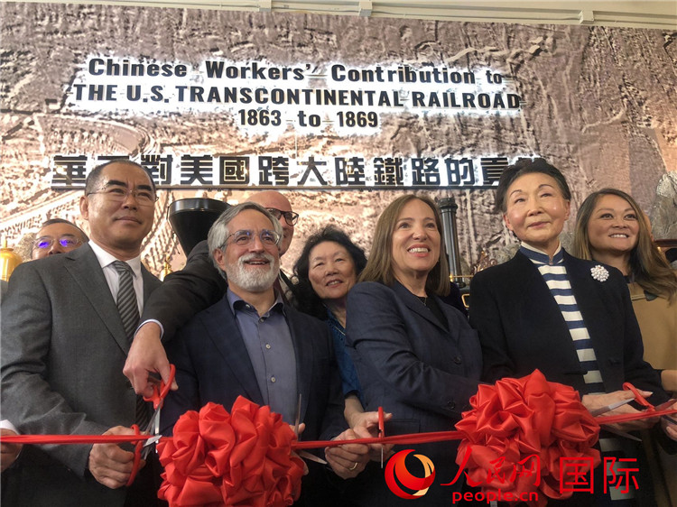 圖為（從右到左）方李邦琴、加州副州長(zhǎng)康依蓮、舊金山市議長(zhǎng)佩斯金、中國(guó)駐舊金山副總領(lǐng)事潘慶江在剪彩。人民網(wǎng)記者 鄧圩攝