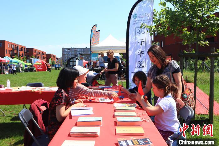 孩子們在工作坊學習剪紙。　魯汶孔子學院供圖