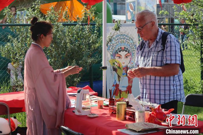 當地民眾參加中國茶介紹和品茶活動。　魯汶孔子學院供圖