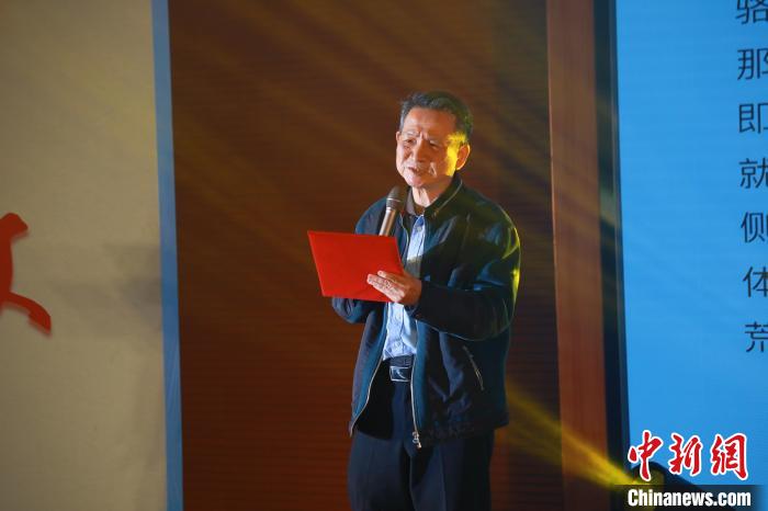 臺(tái)灣詩(shī)人白靈帶來(lái)了一首自創(chuàng)的詩(shī)歌《大戈壁》。　閩南師范大學(xué)供圖