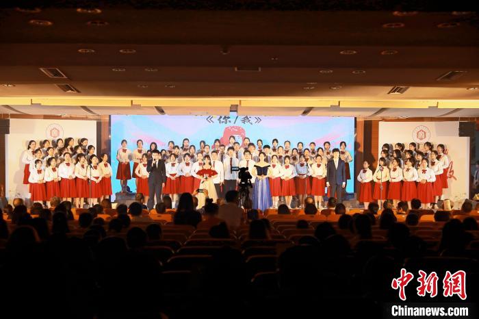 詩(shī)歌朗誦會(huì)現(xiàn)場(chǎng)?！￠}南師范大學(xué)供圖