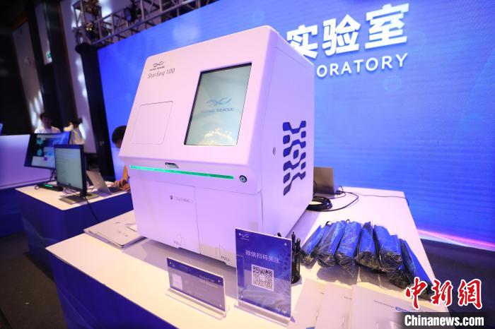 圖為發(fā)布會上展示的科技產(chǎn)品?！±祖I 攝