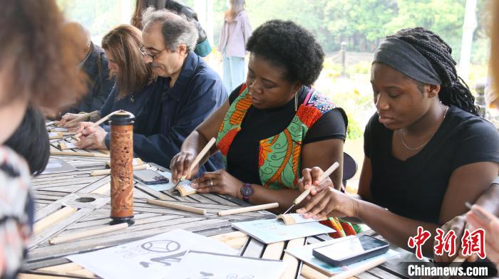 外交官們體驗(yàn)嘉定竹刻?！∪A東師范大學(xué)供圖