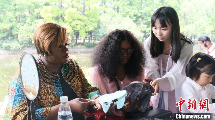 外交官們體驗(yàn)做團(tuán)扇?！∪A東師范大學(xué)供圖