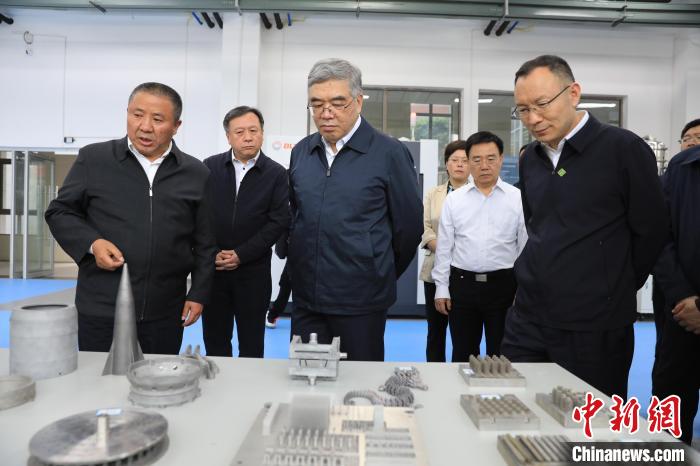 民進(jìn)中央常務(wù)副主席朱永新率調(diào)研組赴四川開展重點(diǎn)考察調(diào)研。圖為在四川工程職業(yè)技術(shù)學(xué)院考察調(diào)研?！∶襁M(jìn)中央供圖