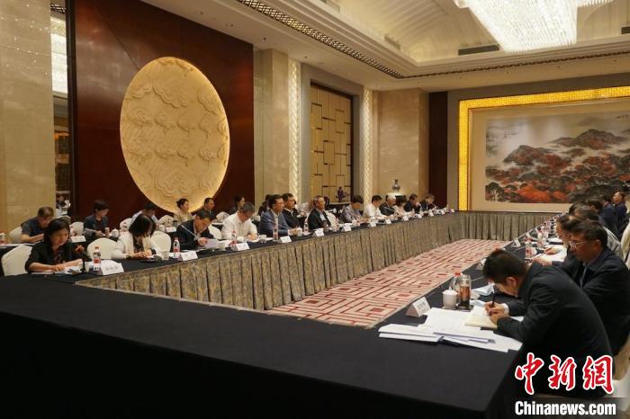 民進(jìn)中央主席蔡達(dá)峰近日率調(diào)研組赴江蘇開展重點(diǎn)考察調(diào)研。圖為在調(diào)研座談會現(xiàn)場?！∶襁M(jìn)中央供圖