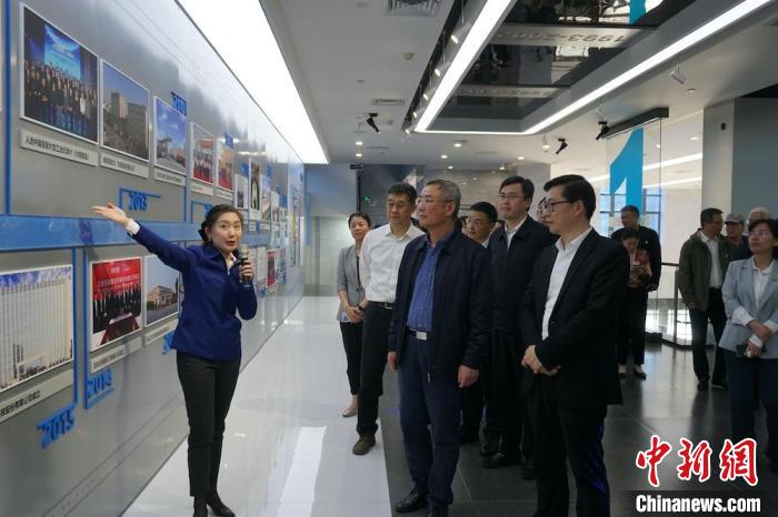 民進(jìn)中央主席蔡達(dá)峰近日率調(diào)研組赴江蘇開展重點(diǎn)考察調(diào)研。圖為在江陰實(shí)地考察雙良集團(tuán)有限公司?！O權(quán) 攝