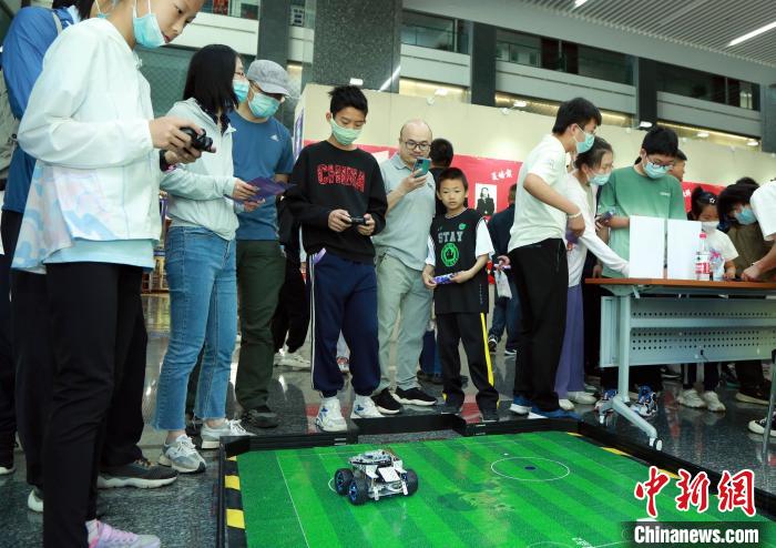 中科院計(jì)算所“神計(jì)妙算”公眾科學(xué)日活動(dòng)現(xiàn)場(chǎng)。　中科院計(jì)算所 供圖