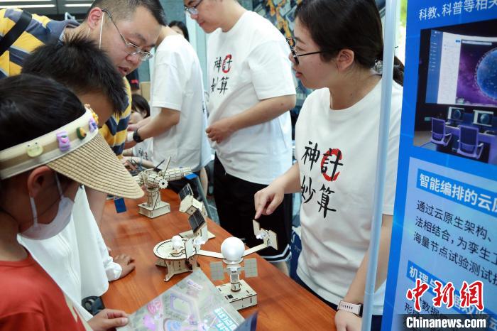 中科院計(jì)算所“神計(jì)妙算”公眾科學(xué)日活動(dòng)現(xiàn)場(chǎng)?！≈锌圃河?jì)算所 供圖