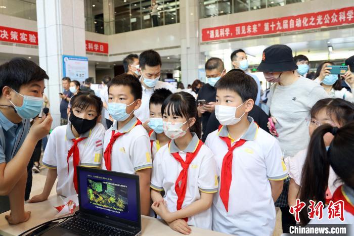 中科院自動(dòng)化所“自動(dòng)化之光”公眾科學(xué)日活動(dòng)現(xiàn)場(chǎng)。　中科院自動(dòng)化所 供圖