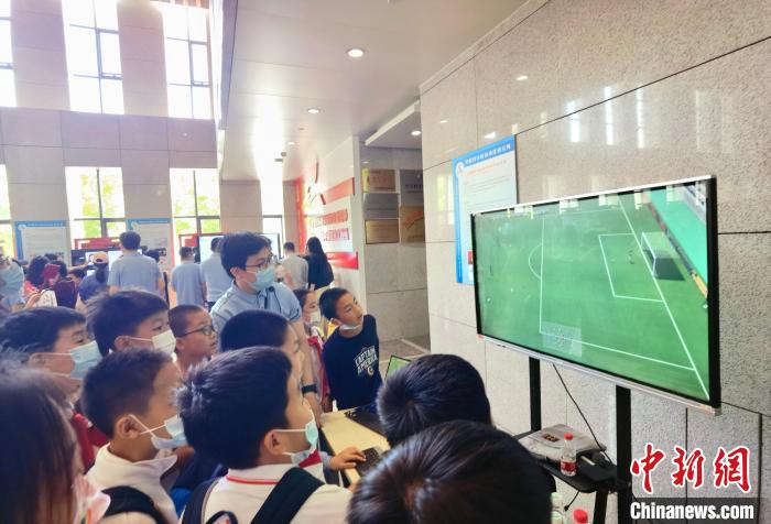 中科院自動(dòng)化所“自動(dòng)化之光”公眾科學(xué)日活動(dòng)現(xiàn)場(chǎng)。　中科院自動(dòng)化所 供圖