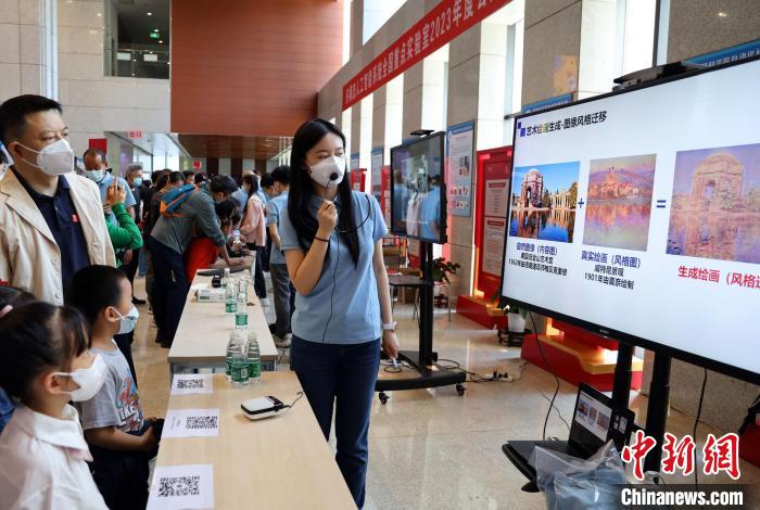 中科院自動(dòng)化所“自動(dòng)化之光”公眾科學(xué)日活動(dòng)現(xiàn)場(chǎng)?！≈锌圃鹤詣?dòng)化所 供圖