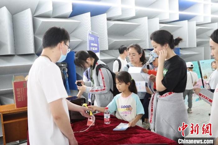 中科院聲學(xué)所公眾科學(xué)日活動(dòng)現(xiàn)場(chǎng)。　中科院聲學(xué)所 供圖