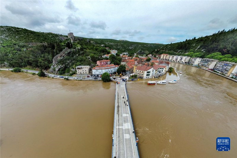 這是5月15日在克羅地亞奧布羅瓦茨拍攝的雨后水位暴漲的茲爾馬尼亞河。新華社發(fā)（Pixsell圖片社/西梅·澤利克攝）