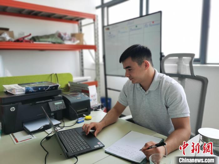 李浩宇正在辦公?！↑h田野 攝