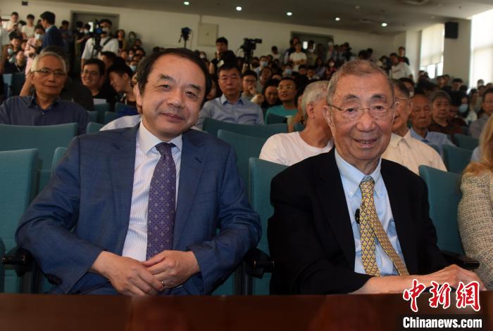 高能論壇開始前，丁肇中先生(右)與主持論壇的中科院高能所所長王貽芳院士合影。　<a target='_blank' href='/'><p  align=