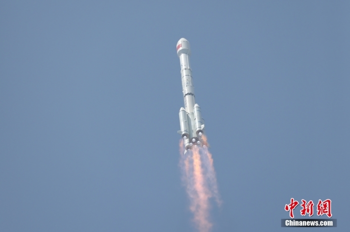 5月17日10時(shí)49分，我國(guó)在西昌衛(wèi)星發(fā)射中心用長(zhǎng)征三號(hào)乙運(yùn)載火箭，成功發(fā)射第五十六顆北斗導(dǎo)航衛(wèi)星。該衛(wèi)星屬地球靜止軌道衛(wèi)星，是我國(guó)北斗三號(hào)工程的首顆備份衛(wèi)星。入軌并完成在軌測(cè)試后，將接入北斗衛(wèi)星導(dǎo)航系統(tǒng)。此次發(fā)射是北斗三號(hào)工程高密度組網(wǎng)之后，時(shí)隔3年的首發(fā)任務(wù)。朱磊 攝