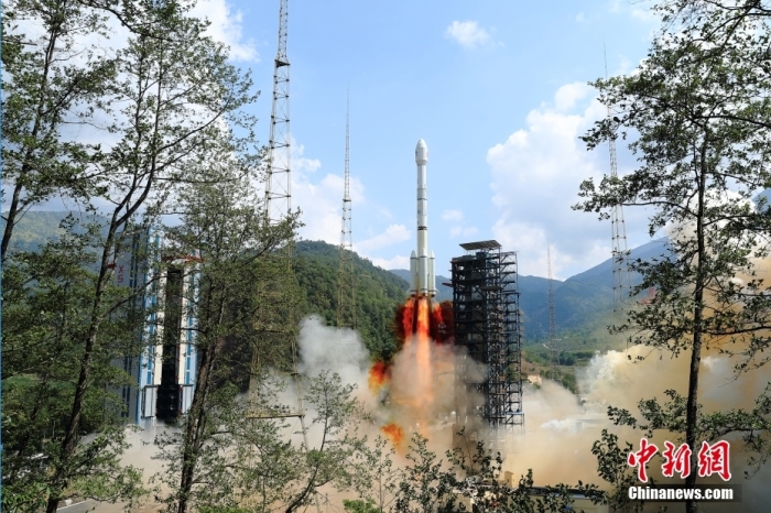 5月17日10時(shí)49分，我國(guó)在西昌衛(wèi)星發(fā)射中心用長(zhǎng)征三號(hào)乙運(yùn)載火箭，成功發(fā)射第五十六顆北斗導(dǎo)航衛(wèi)星。該衛(wèi)星屬地球靜止軌道衛(wèi)星，是我國(guó)北斗三號(hào)工程的首顆備份衛(wèi)星。入軌并完成在軌測(cè)試后，將接入北斗衛(wèi)星導(dǎo)航系統(tǒng)。此次發(fā)射是北斗三號(hào)工程高密度組網(wǎng)之后，時(shí)隔3年的首發(fā)任務(wù)。楊志遠(yuǎn) 攝