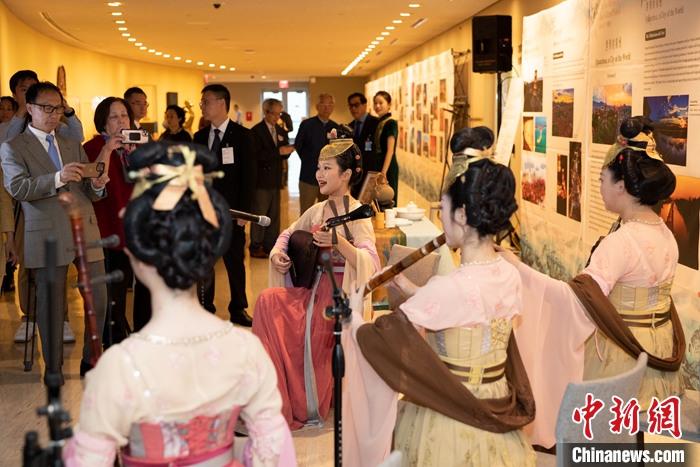 當?shù)貢r間5月19日，中國常駐聯(lián)合國代表團、中國文化和旅游部、泉州市人民政府在紐約聯(lián)合國總部聯(lián)合舉辦“茶和天下·雅集”主題展覽和招待會。圖為展覽現(xiàn)場泉州南音表演。 <a target='_blank' href='/' _fcksavedurl='/'><p  align=
