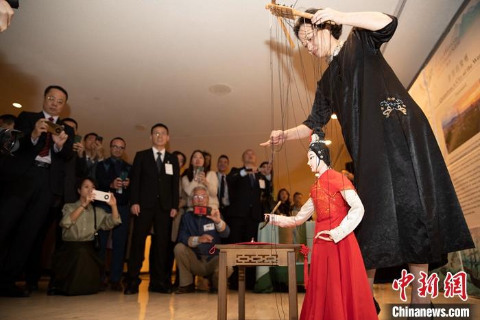 當?shù)貢r間5月19日，中國常駐聯(lián)合國代表團、中國文化和旅游部、泉州市人民政府在紐約聯(lián)合國總部聯(lián)合舉辦“茶和天下·雅集”主題展覽和招待會。圖為展覽表演泉州提線木偶寫書法。 <a target='_blank' href='/' _fcksavedurl='/'><p  align=