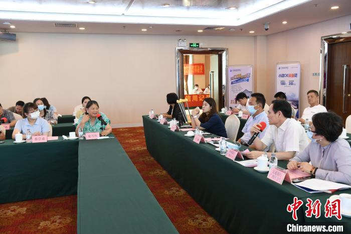 圖為中國銀行廣西分行代表在回應(yīng)桂林歸義生態(tài)農(nóng)業(yè)有限公司總經(jīng)理夏月紅的貸款需求?！∈Y雪林 攝