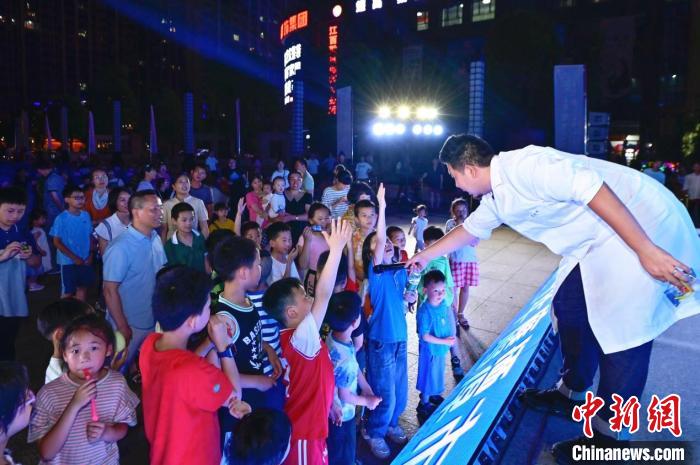 2023年鷹潭市“好奇心”科普節(jié)吸引了不少孩子踴躍參與?！≈鬓k方 供圖