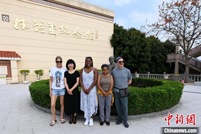 代表團(tuán)成員參訪林語堂紀(jì)念館?！埥鸫?攝