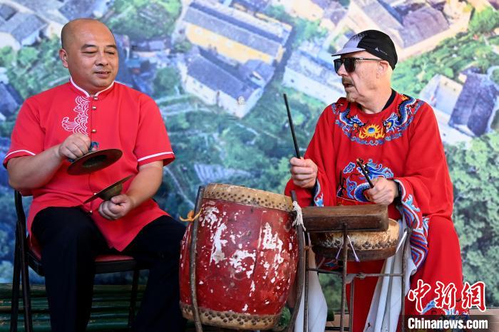 代表團(tuán)成員在漳州市南靖縣與當(dāng)?shù)孛耖g樂隊(duì)臨時(shí)組隊(duì)?！埥鸫?攝