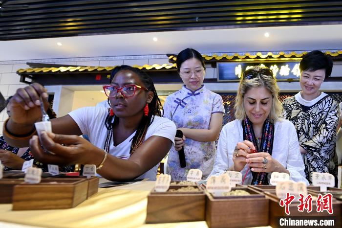 代表團(tuán)成員在片仔癀博物館內(nèi)制作中藥配方香囊?！埥鸫?攝