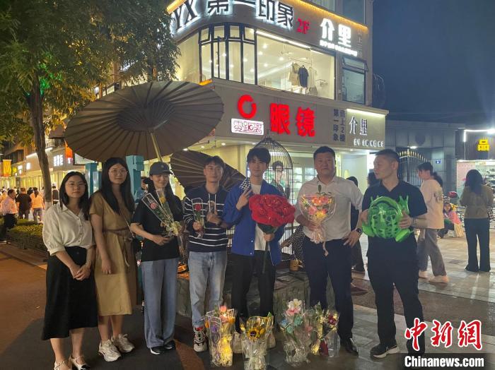 在東陽橫店，宣講團導(dǎo)師、成員與橫店演員(右三)合影?！?東陽市融媒體中心 供圖