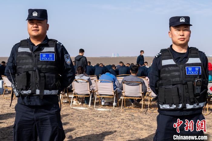 圖為承擔(dān)神舟十六號載人飛船安保任務(wù)的移民管理警察?！∨ｖ?攝