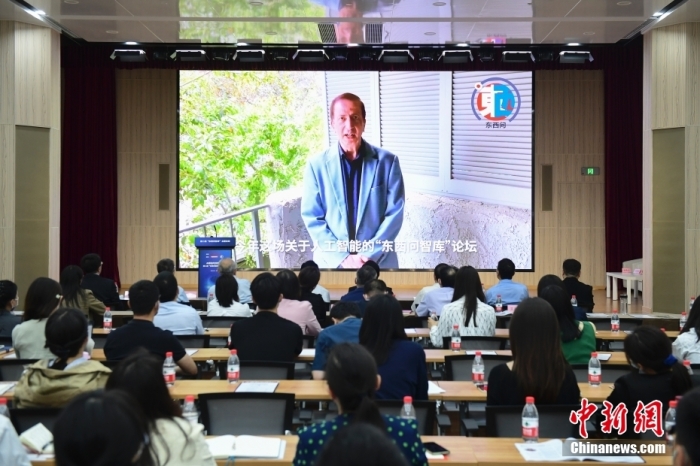 5月30日，<a target='_blank' href='/'>中新社</a>第二屆“東西問智庫”主題論壇在北京舉行，多位中外專家圍繞“AI革命與文明進(jìn)化”展開討論。圖為美國加州理工學(xué)院電氣工程和計(jì)算機(jī)科學(xué)教授、人工智能專家亞瑟·阿布-穆斯塔法通過視頻在論壇上作主旨演講。<a target='_blank' href='/'>中新社</a>記者 田雨昊 攝