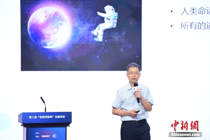 5月30日，<a target='_blank' href='/'>中新社</a>第二屆“東西問智庫”主題論壇在北京舉行，多位中外專家圍繞“AI革命與文明進(jìn)化”展開討論。圖為北京大學(xué)新聞與傳播學(xué)院教授胡泳在論壇上作主旨演講。<a target='_blank' href='/'>中新社</a>記者 田雨昊 攝