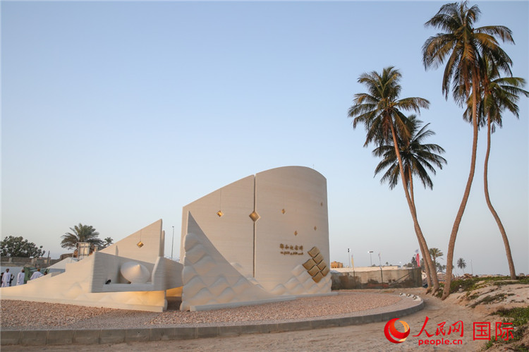 圖為位于阿曼塞拉萊市的鄭和紀(jì)念碑。人民網(wǎng)記者 任皓宇攝