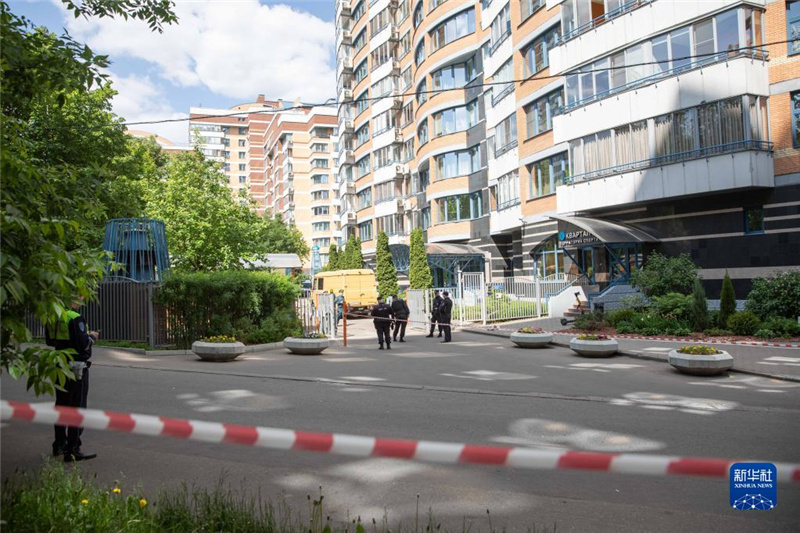 5月30日，警察在俄羅斯首都莫斯科的樓房遭襲現(xiàn)場警戒。新華社記者白雪騏攝