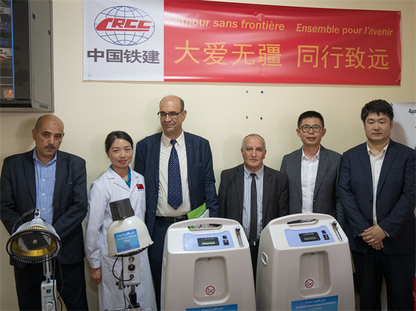 中國鐵建阿爾及利亞公司向當(dāng)?shù)蒯t(yī)院捐贈醫(yī)療物資。鐵建國際供圖