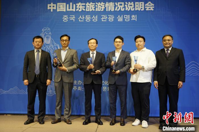 為“好客山東”旅游大使授牌?！⑿?攝