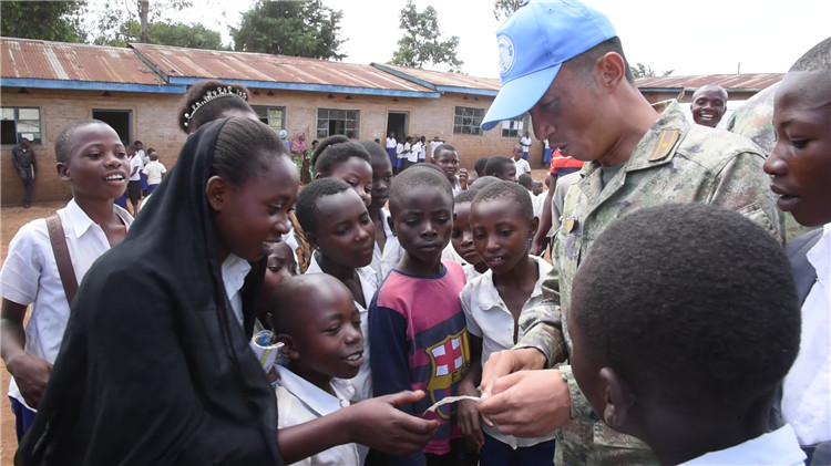 孩子們迎接維和官兵的到來。王錦偉攝