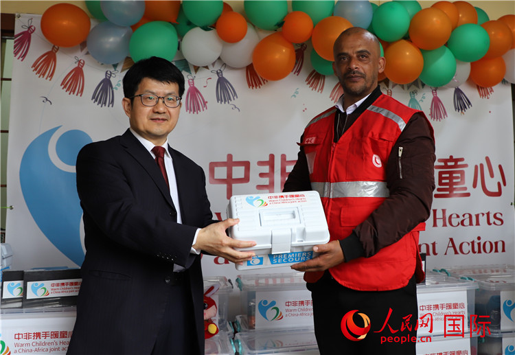李健大使向孤兒院負責人移交捐贈物資。人民網(wǎng)記者 王傳寶攝