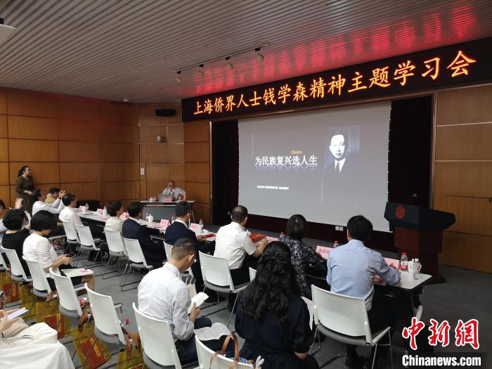 上海交通大學(xué)錢學(xué)森圖書館館長、錢學(xué)森之子錢永剛以“為民族復(fù)興選人生”為題作專題報(bào)告?！》队畋?攝