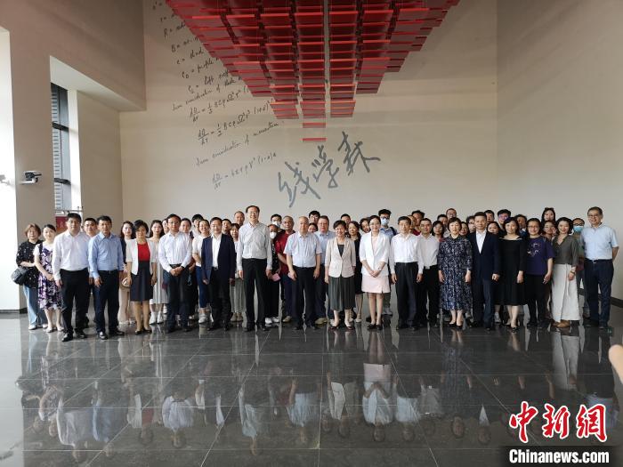 上海僑界人士參觀上海交通大學(xué)錢學(xué)森圖書館?！》队畋?攝