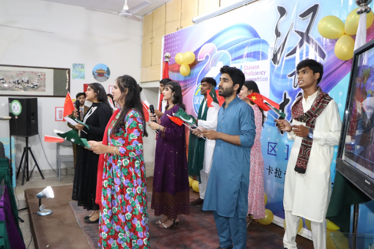 “漢語(yǔ)橋”世界大學(xué)生中文比賽卡拉奇賽區(qū)決賽現(xiàn)場(chǎng)，參賽選手共同演唱中文歌曲?？ɡ娲髮W(xué)孔子學(xué)院供圖