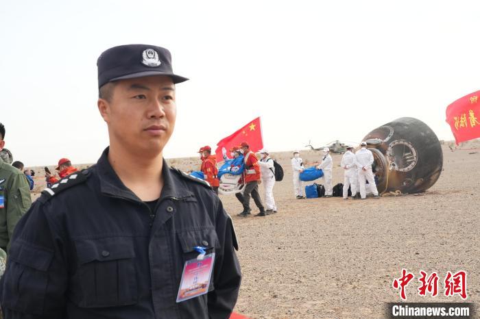 圖為阿拉善邊境管理支隊民警在著陸場開展安保工作。　張杰 攝