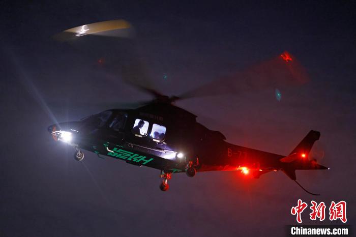 6月3日晚，游客乘坐上海新空直升機(jī)有限公司直升機(jī)開啟鳥瞰黃浦江空中圓夢(mèng)之旅。　殷立勤 攝