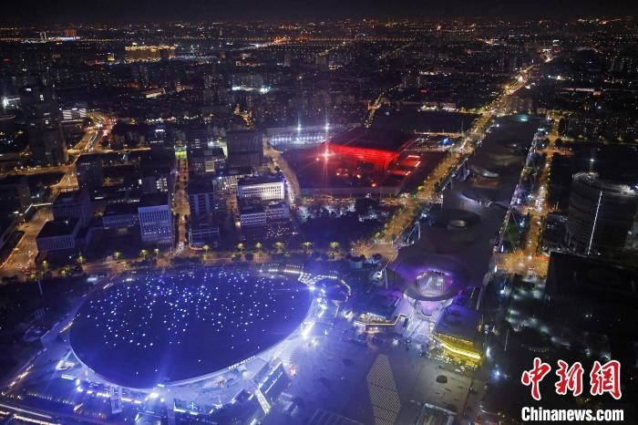 6月3日晚，鳥瞰上海黃浦江兩岸城市夜景?！∫罅⑶?攝