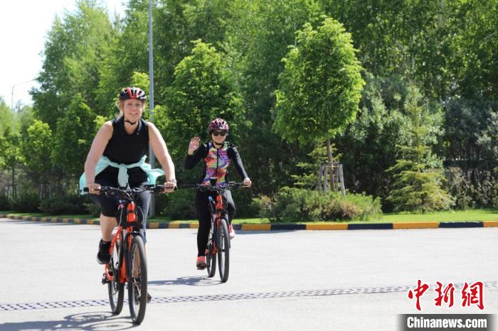 亞信副秘書長(zhǎng)遲方(右一)與聯(lián)合國(guó)駐哈協(xié)調(diào)員在騎行活動(dòng)中。　亞信秘書處供圖