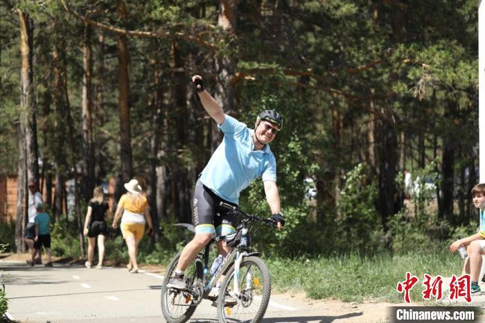 當(dāng)?shù)貢r(shí)間4日，哈外交部副部長(zhǎng)羅曼·瓦西連科在騎行活動(dòng)中?！喰琶貢幑﹫D