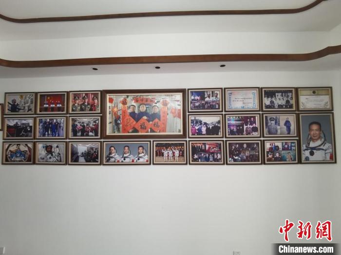 家中的照片墻上，新增了費(fèi)俊龍此次飛天的照片?！＄娚?攝