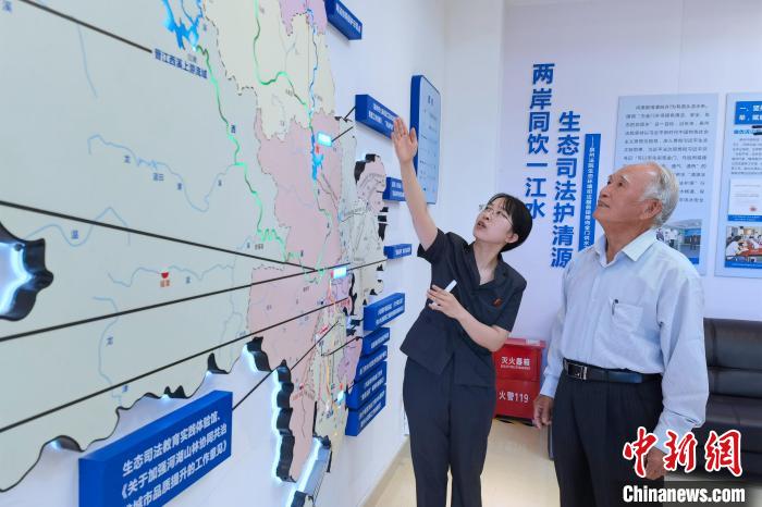 金門同胞參觀金門供水水源生態(tài)司法保護(hù)基地?！O虹 攝